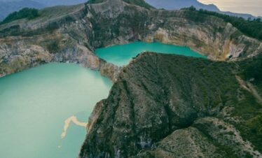 kelumutu lake